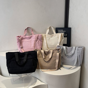 Sac à main léger en nylon durable avec fermeture éclair, grande capacité, et bandoulière, idéal pour le shopping, les rendez-vous, les voyages faciles et comme trousse de maquillage. - Product Image 1