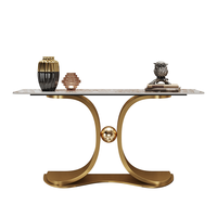 Table console moderne et légère de luxe avec plateau en pierre frittée et base en acier inoxydable doré pour villa, salon et rangement.