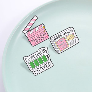 Trois styles de broches émaillées chrétiennes avec slogan de foi, motifs batterie, journal et clapperboard, pour la décoration de sacs à dos - Product Image 3
