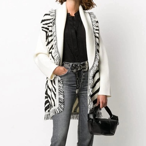 <span class=keywords><strong>Cardigan</strong></span> Invernale da Donna in Lana Spessa, Bianco e Nero, con Motivo <span class=keywords><strong>Zebrato</strong></span> Jacquard Vintage e Frange Lunghe - Product Image 1
