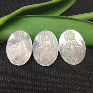 Camée religieux ovale 15x20mm en nacre blanche sculptée représentant la Vierge Marie - Product Image 4