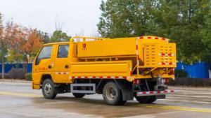 Vente directe d'usine Camion à neige JAC 4x2 double cabine avec moteur et boîte de vitesses manuelle Volume de l'épandeur 4CBM - Product Image 5