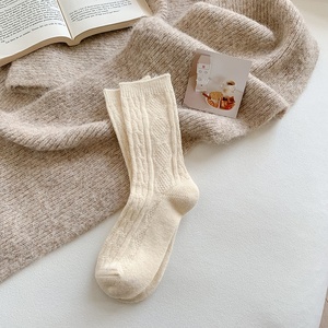 Jingwen OEM Calcetines <span class=keywords><strong>De</strong></span> Invierno Botte unie beige chaude pour femmes Chaussettes d'hiver absorbant la sueur - Product Image 4