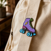 En gros personnalisé métal émail dur broches et chapeaux cool décoration patin à roulettes patinage rétro chaussure coeur charme chapeau broche badge