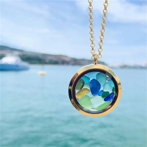 Collier avec pendentif flottant en verre de mer naturel |   Pendentif rond en alliage de zinc plaqué or |   Bijoux Cadeaux pour Femmes pour les Vacances d'Été à la Plage - Product Image 5