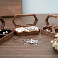 Auf Lager: Maßgefertigte Luxus-LED-Schmuckverpackung aus Holz mit Goldprägung, Magnetverschluss und Gravur für Ohrringe und Ringe
