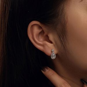 Pendientes de Novia Dylam con Forma de Lágrima, Elegantes para Bodas y Graduaciones, para Mujeres, Novias y Damas de Honor, con Circonita Cúbica 5A y Corte Baguette - Product Image 5