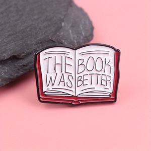 Broche tributo de lectura clásico: "El libro era <span class=keywords><strong>mejor</strong></span>" con diseño de página abierta, rojo-blanco contraste, conocimiento de estilo INS de moda - Product Image 2