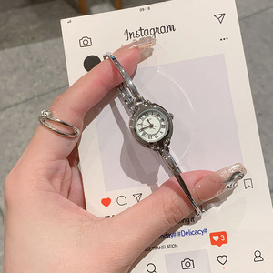 นาฬิกาข้อมือแบบกำไลครึ่งวงดีไซน์หรูหรา นาฬิกาข้อมือผู้หญิงระดับไฮเอนด์ ดีไซน์เรียบหรู หน้าปัดเล็กกะทัดรัด - Product Image 4