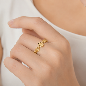 Bague ouverte en acier inoxydable martelé, forme ovale, avec placage sous vide or 14K, options de couleurs or et argent - Product Image 3