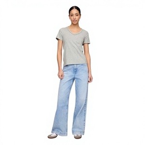 T-shirt pour femme à col en V au design exclusif, tissu doux de qualité supérieure, coupe ajustée, manches courtes, haut tendance, personnalisation de marque, vente en gros directe usine - Product Image 4