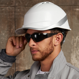 نظارات السلامة دلتا بلس برافا2 مع عدسات بوليباربونات وإطار رمادي، حماية من الأشعة فوق البنفسجية ومقاومة للصدمات - Product Image 6