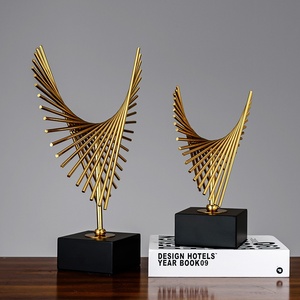 Vente chaude usine : Sculpture en fer doré de luxe européen pour la décoration de bureau et de chambre, décoration intérieure en résine - Product Image 2