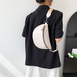 Sac banane pour femme avec large bandoulière, sac de poitrine tendance en cuir végétalien - Product Image 4