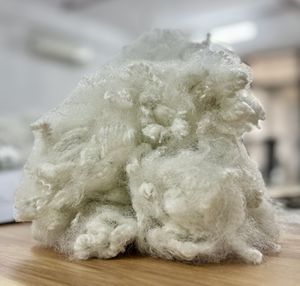 Fibre synthétique creuse en polyester recyclé à bas prix, sans silicone, 15D HD64mm, pour tissus non tissés et textiles de maison - Product Image 1