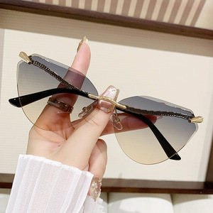 Snake-leg <b>Frameless</b> Cat-eye Sunglasses Women Oversized UV400 Sun Protection PC Lens Black <b>Frame</b> Grey Lens - Product Image 3