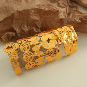 กำไลข้อมือลายฉลุรูปต้นไม้แห่งชีวิตผีเสื้อสีทองสไตล์ยุโรปอเมริกันย้อนยุค ทำจากไทเทเนียมสตีล เหมาะสำหรับทั้งชายและหญิง เป็นของขวัญ - Product Image 1