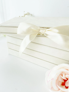 <span class=keywords><strong>Caja</strong></span> personalizada <span class=keywords><strong>de</strong></span> terciopelo crema <span class=keywords><strong>de</strong></span> recuerdo con lazo <span class=keywords><strong>de</strong></span> cinta para invitación <span class=keywords><strong>de</strong></span> boda lujosa <span class=keywords><strong>de</strong></span> 5x7, cajas <span class=keywords><strong>de</strong></span> monograma con láminas doradas - Product Image 3