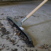 Serpillère industrielle incurvée en métal robuste de 91 cm avec lame en caoutchouc et manche en plastique pour un nettoyage efficace des sols