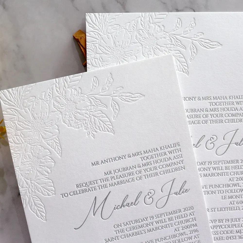 Tarjeta clásica de lujo en relieve con letras impresas para invitación de boda