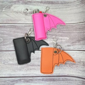 Porte-baume à lèvres gothique en cuir PU, design aile noire, accessoire élégant de style punk pour homme, porte-clés - Product Image 1