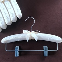 Meilleure vente en gros cintre en satin avec logo personnalisé avec clip cintres en satin rembourrés pour enfants pour robe de mariée