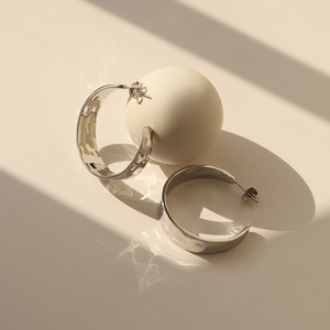 Pendientes de Aro Circulares con Textura Martillada a Mano de 35 mm, con Diseño de Ondas de Agua, Chapados en Oro de 18K, Acero Inoxidable, Joyería Impermeable - Product Image 4
