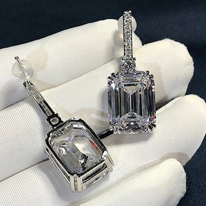 Orecchini Scintillanti per Donne, Design Elegante e Vistoso per Eventi Aziendali e Occasioni Formali - Product Image 4