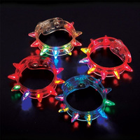 Ensemble de décorations pour anniversaire, Halloween, Noël, bracelets en plastique à pointes lumineuses LED clignotantes, nouveautés