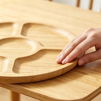 Ronde bamboe serveerschaal met 5 compartimenten, houten dienblad voor snacks, noten en fruit, geschikt voor hapjes en voedsel bij feestjes.