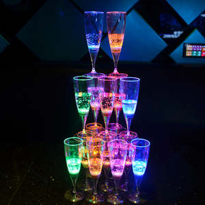 Tasse de fête <span class=keywords><strong>lumineuse</strong></span> brillant dans le noir LED allument des verres à boire Flûtes à champagne en plastique de qualité alimentaire - Product Image 1