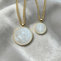 Collier religieux Saint Benoît avec pendentif médaille ronde en nacre blanche et chaîne gourmette, bijoux pour femmes, vente en gros