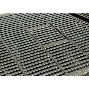 Nouvelle vente en gros d'usine Hengyin, grille de sol en fonte à haute capacité de charge pour élevage porcin, noire, garantie 1 an, 16,5 kg, dimensions 600x600mm - Product Image 3