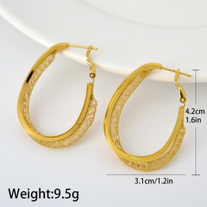 Boucles d'oreilles créoles minimalistes géométriques en cuivre plaqué or 18 carats hypoallergéniques de créateur - Product Image 2