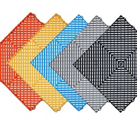 Tapis de sol modulaires en plastique antidérapant Carreaux de sol de garage à emboîtement pour l'atelier de détail automobile Style design industriel