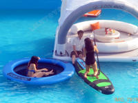 Grande plateforme flottante gonflable pour fêtes avec sièges, tables et pont central en maille pour lac, yacht, complexe hôtelier et loisirs aquatiques en groupe