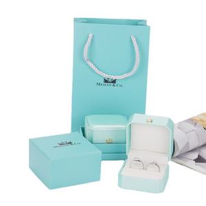 Boîtes à bijoux de luxe personnalisées en couleur rose avec estampage à chaud en or mat, emballage cadeau rigide avec insert en éponge blanche - Product Image 5