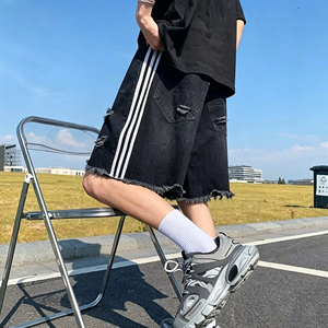 Shorts en jean baggy déchirés pour hommes, style streetwear, noir délavé à l'acide, avec 3 bandes blanches sur le côté et bords bruts – Meilleures ventes - Product Image 3