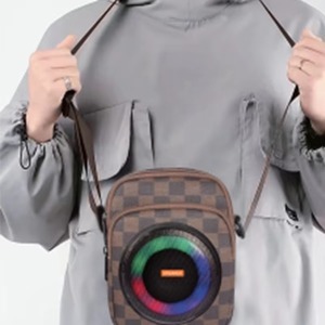 <span class=keywords><strong>2025</strong></span> Xách Tay Loa Nhà Máy Trực Tiếp Không Dây Cho Bt RGB LED Chiếu Sáng Cho Trẻ Em Của Nhà KTV Cắm Trại Crossbody Túi Loa - Product Image 1