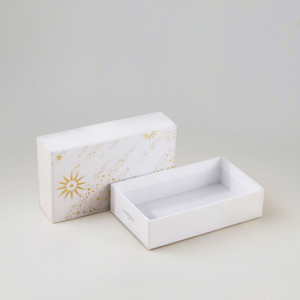 Boîte d'emballage cadeau pour bijoux en carton rigide avec logo personnalisé, gaufrage, laminage mat et doublure en éponge - Product Image 1