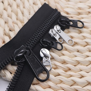 En stock et expédition rapide <span class=keywords><strong>YKK</strong></span> # 10 curseurs non verrouillables dédiés aux rouleaux de fermetures <span class=keywords><strong>éclair</strong></span> en nylon <span class=keywords><strong>YKK</strong></span>, disponibles en noir et argent. - Product Image 5