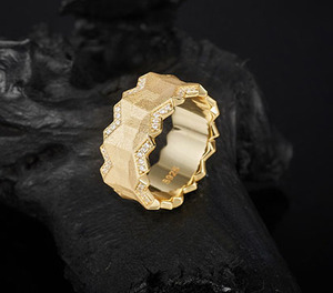 Bague Éternité en Or Jaune Moissanite, Coupe Ronde Brillante, Sertissage Pavé, Design Géométrique, Bijou Minimaliste Unisexe - Product Image 6