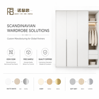 Dressing de luxe laqué blanc cassé pour projet de villa moderne avec poignées métalliques