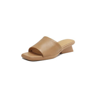 Sandalias de verano nuevas con tacón grueso de piel de oveja suave, fáciles de poner - sencillas y versátiles, chanclas de cuero genuino de punta cuadrada en color liso. - Product Image 2