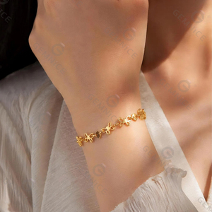 กำไลข้อมือ Gemnel Minimalist Fashion ชุบทอง 14K ดีไซน์รูปทรงสี่เหลี่ยมแบบโปร่ง ประดับด้วยผีเสื้อสุดประณีต - Product Image 2