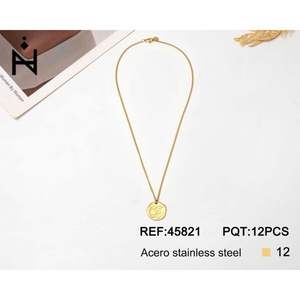 Collar Minimalista con Colgante de Letra I en Acero Inoxidable Chapado en Oro para Mujer, Marca Ivonne, Joyería Fina para Uso Diario, Unisex - Product Image 3