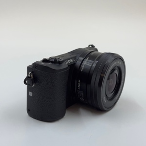Appareil photo hybride d'occasion de marque A5100 avec objectif 16-50, caméra haute définition <span class=keywords><strong>1080p</strong></span>, chargeur et batterie inclus - Product Image 2