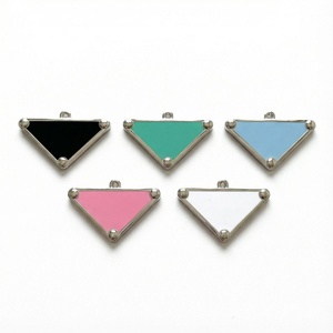 ผู้ผลิตมืออาชีพ ออกแบบโลโก้ ป้ายโลหะ แผ่นโลโก้โลหะ ป้ายโลหะสีทองสำหรับกระเป๋าถือ - Product Image 1