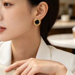 Boucles d'oreilles minimalistes vintage en forme de cœur, en acier inoxydable plaqué or 18 carats, avec bordure torsadée en émail noir, bijoux quotidiens - Product Image 4