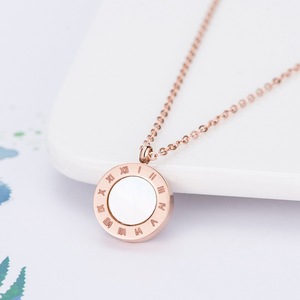 Collar con colgante redondo de oro rosa y diseño de letras con incrustaciones de diamantes para regalo, de Yunnique. - Product Image 3